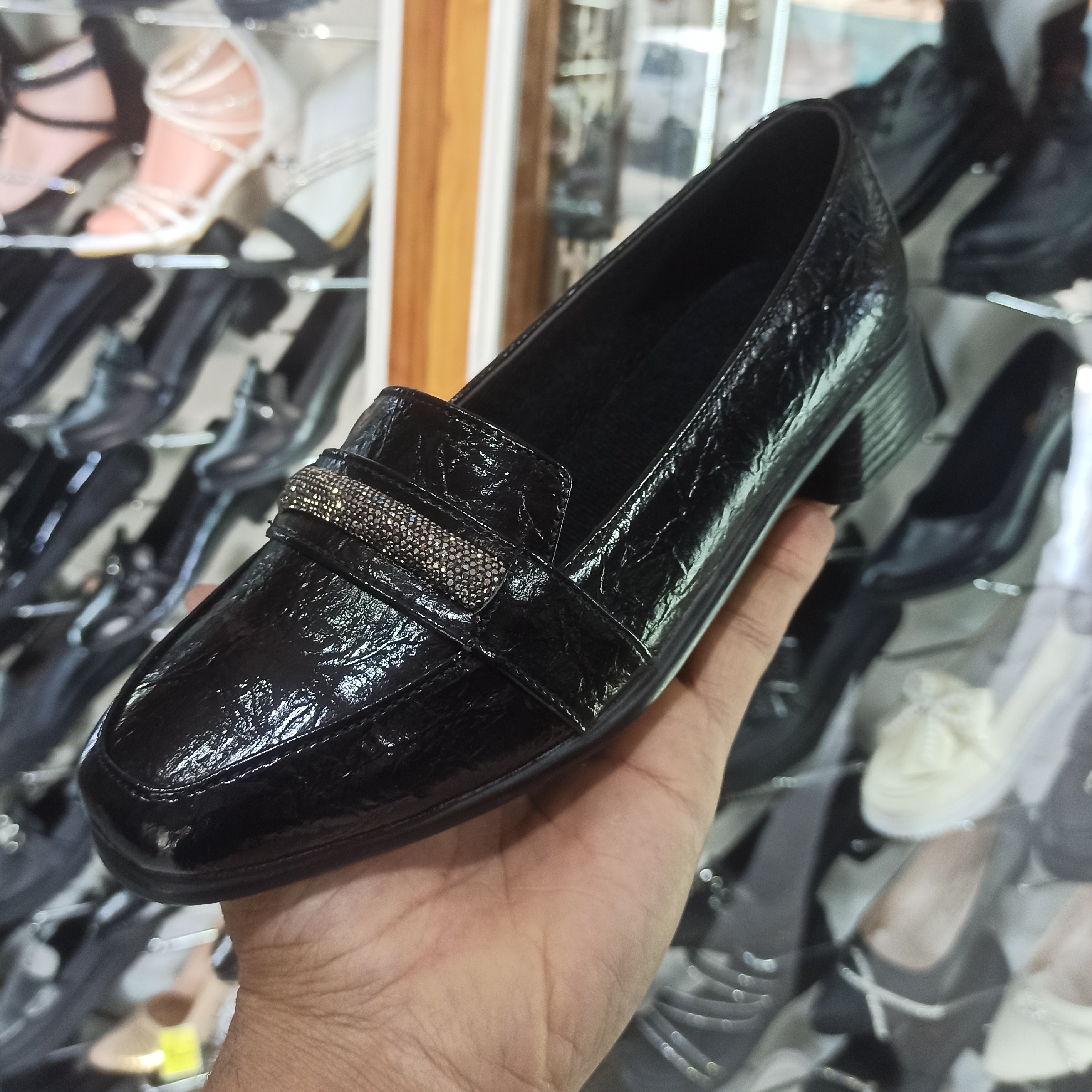 کفش کالج زنانه مدل خوکی مشکی سایز41مونده طبی