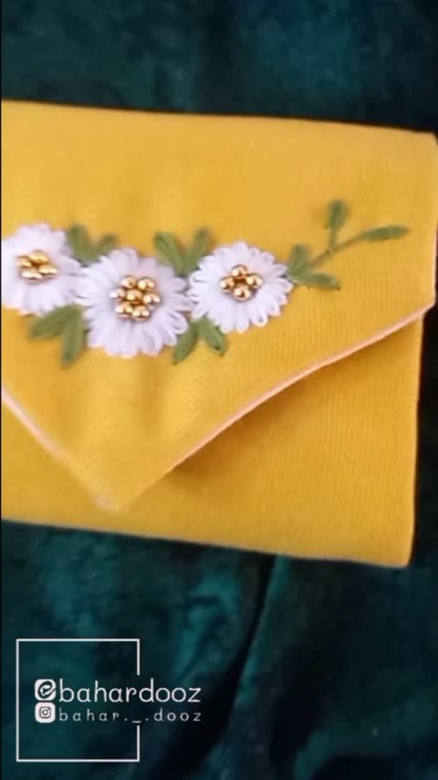 جانماز گلدوزی و جواهر دوزی کیفی و جیبی طرح گل بابونه