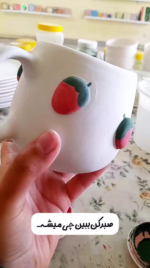 ماگ توت فرنگی برجسته سرامیکی دستساز