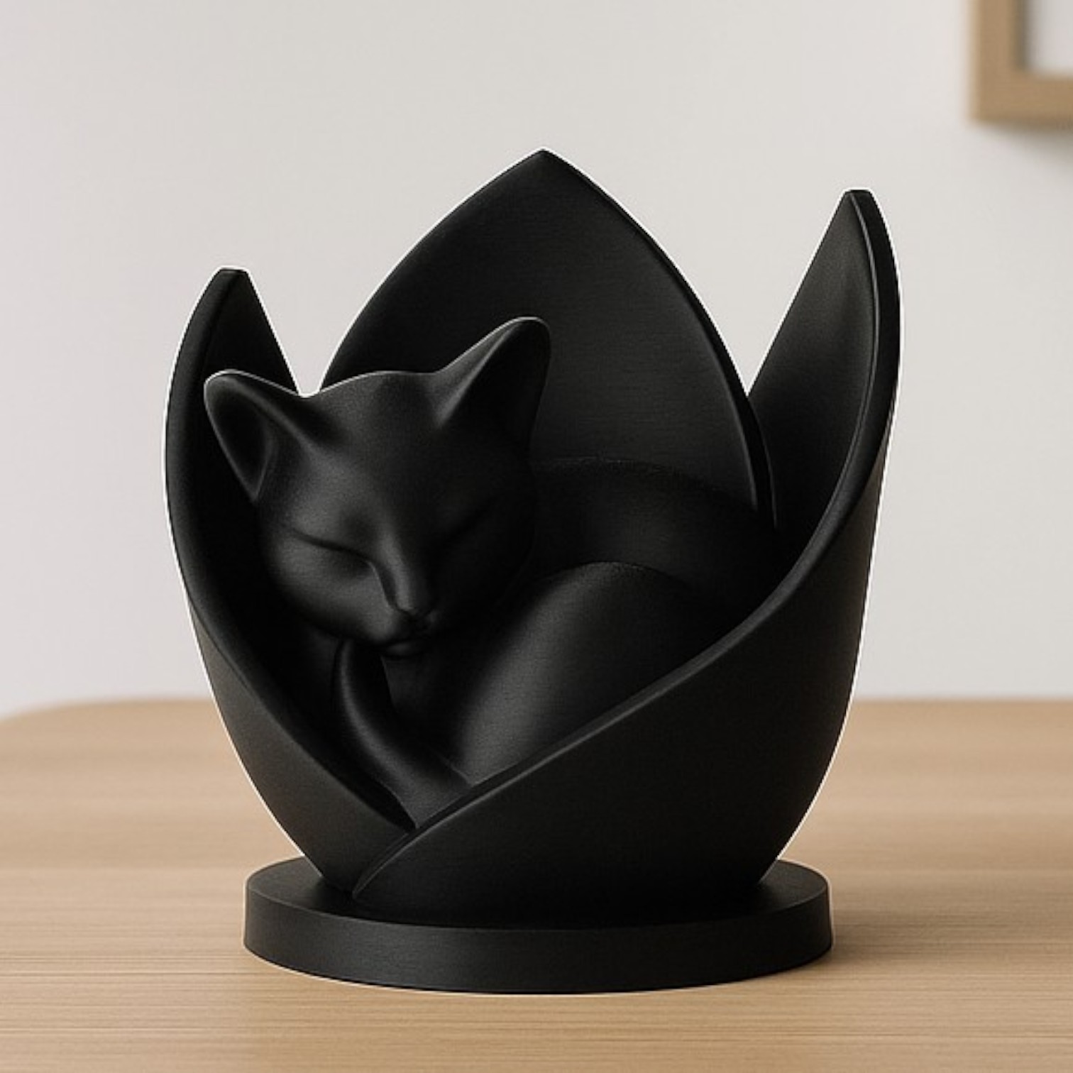 مجسمه دکوری گربه خوابیده در گل نیلوفر