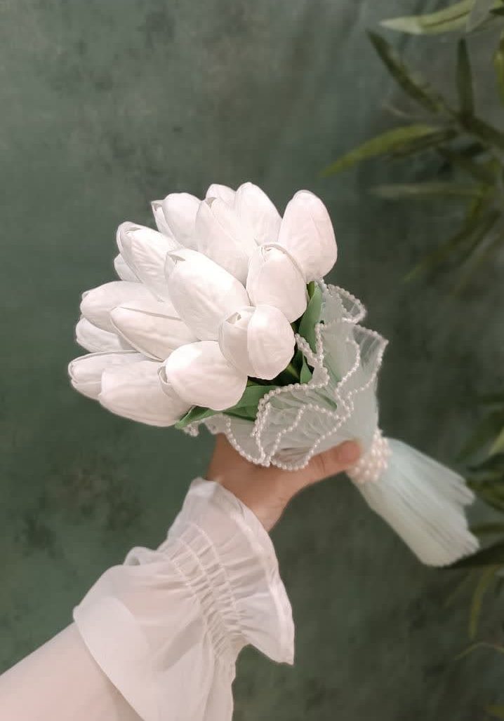 دسته گل عروس لاله مصنوعی و تور پلیسه
