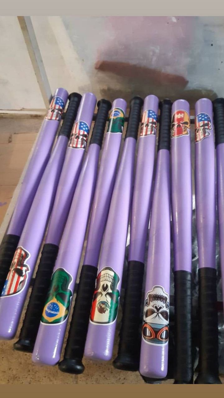 چوب بیسبال بنفش