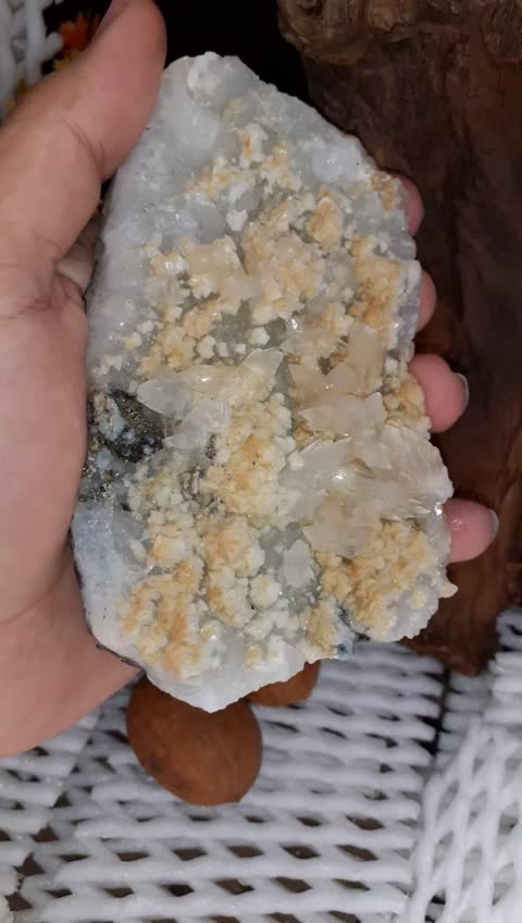 سنگ کلکسیونی بلور کلسیت برگی با رو رشدی دولومیت