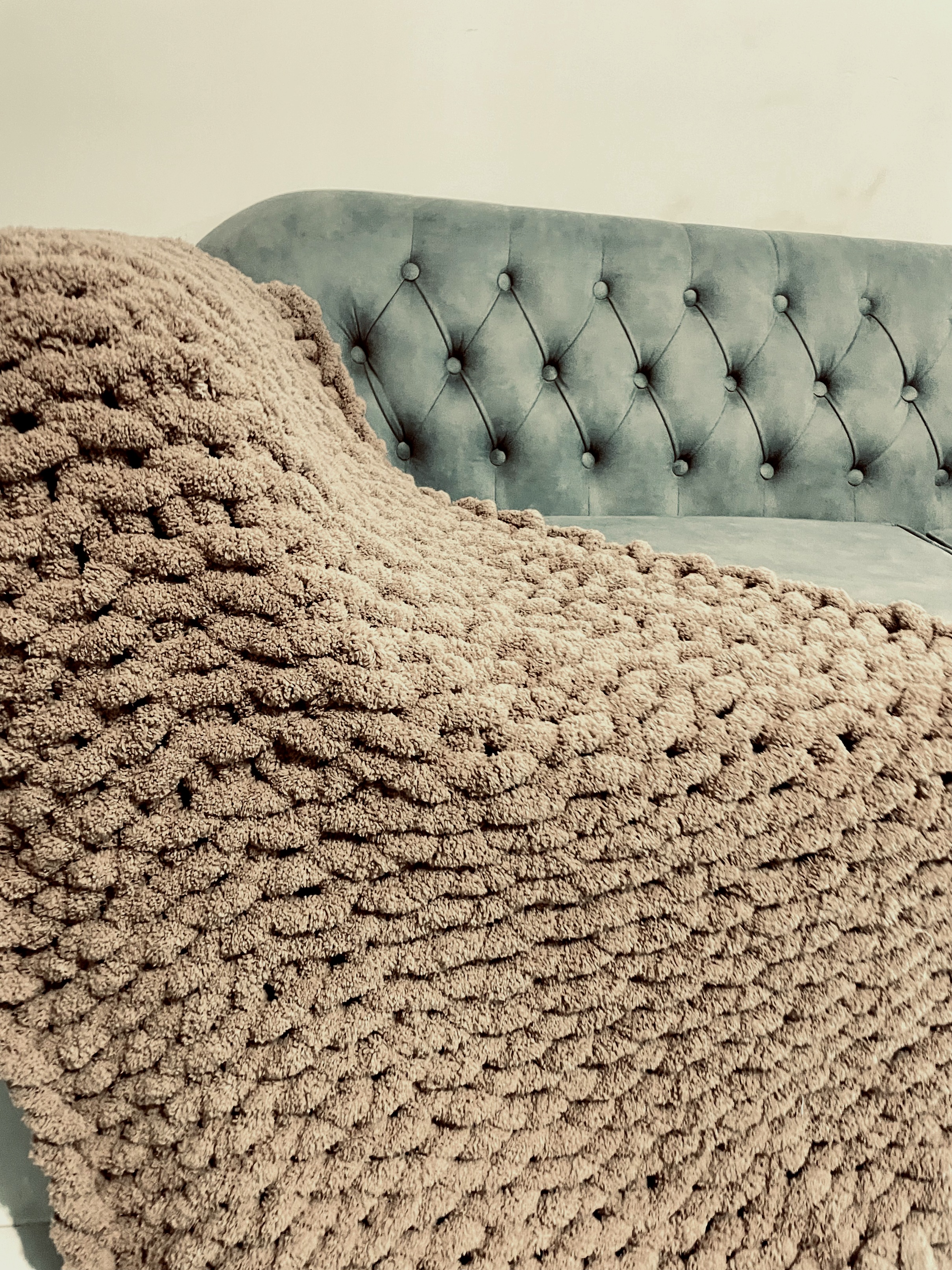 شال مبل با کاموای غول پیکر مخملی رنگبندی و سایز دلخواه کد سفارش 18