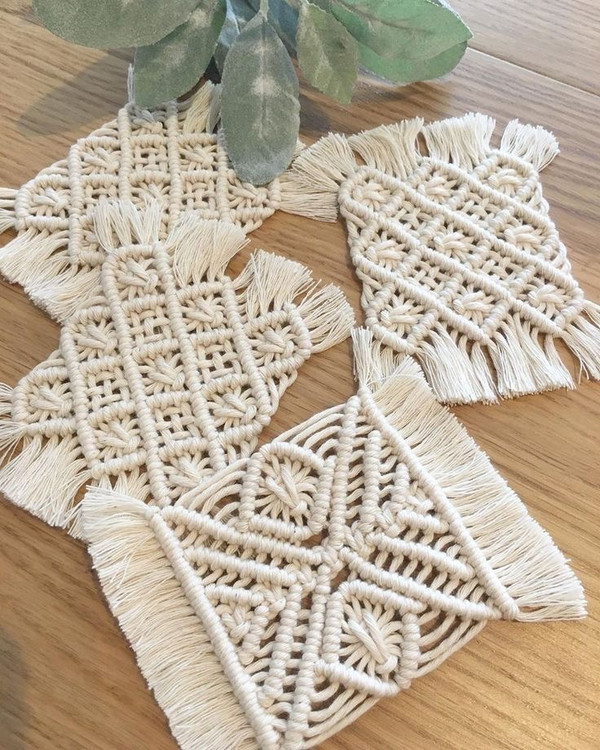 زیربشقابی مکرومه طرحهای گلدارومتنوع رنگبندی نخ مکرومه دلخواه کدسفارش محصول 0419