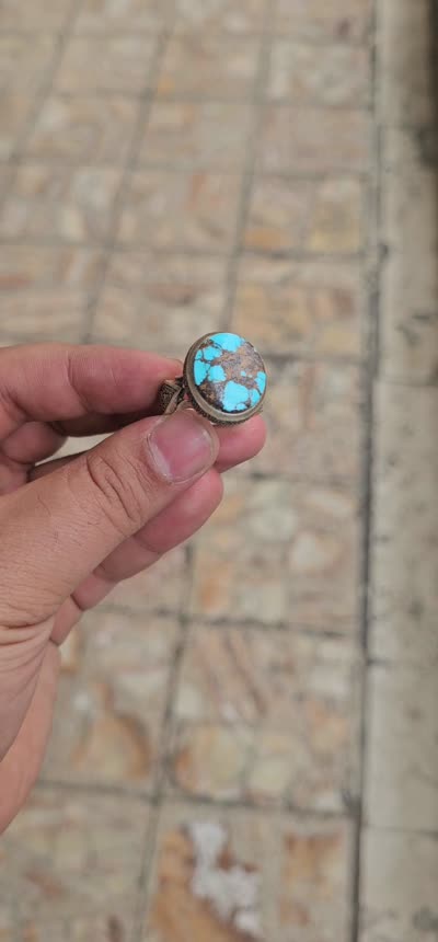 انگشتر فیروزه نشابوری خوش رنگ رگه طلایی 