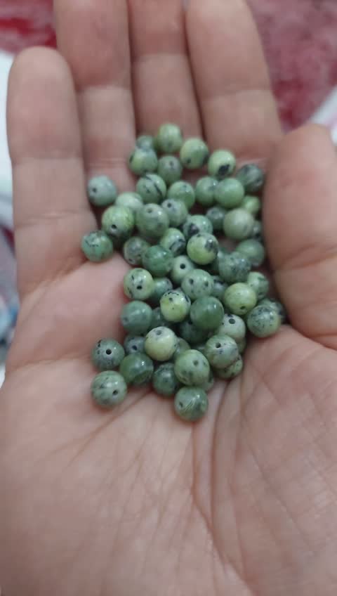 مهره سنگ یشم کانادا سایز بین 5و6میل سوراخ دار سنگ اصل طبیعی 