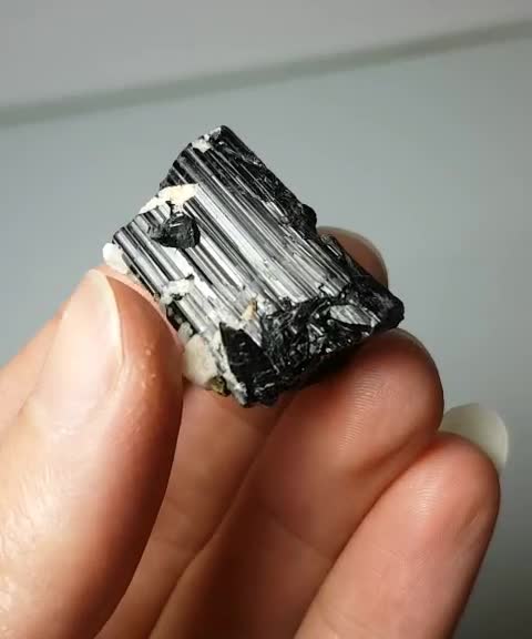 تورمالین و آلبیت (Tourmaline and albite)