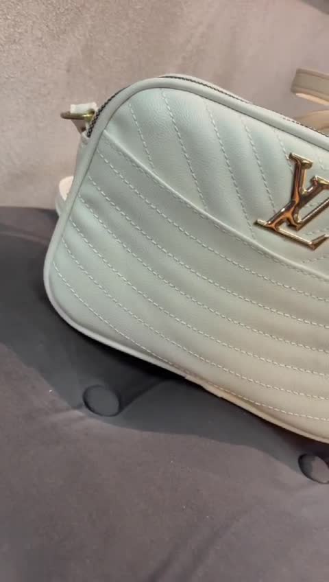 کیف لویی ویتون سفید و کرم جادار ترند زنانه دخترانه دوشی دستی چرم کرمی مجلسی اسپورت پاسپورتی صندوقی روزمره عیدانه پنصسی
