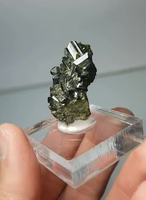 اپیدوت سیاه مینیاتوری (Black epidote)