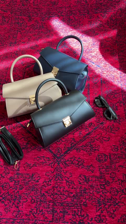 کیف دستی و دوشی زنانه با طراحی کلاسیک با قفل فلزی