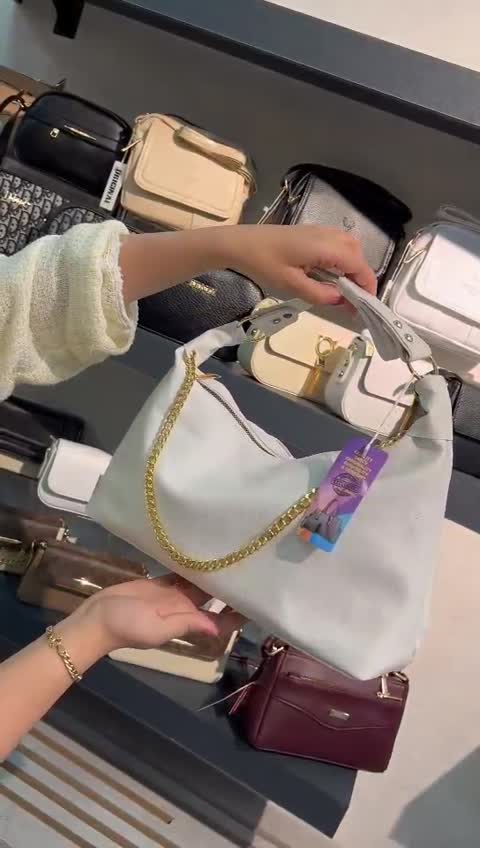 کیف زنجیردار دوشی و دستی شیک کرم و عسلی زنانه دخترانه جادار اسپورت شل کارتیر زنجیری مجلسی نرم سبک چرمی روزمره ترند شصچار