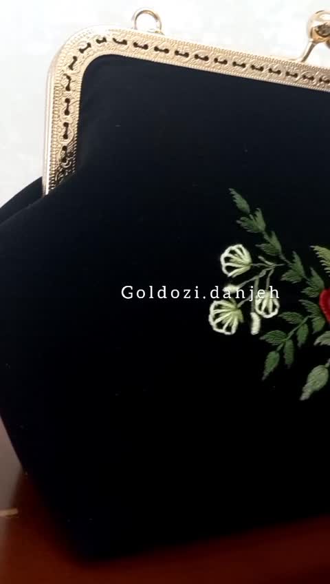 کیف گلدوزی شده با دست