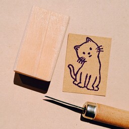 مهر دستساز گربه کیوت با پایه چوبی برای بسته بندی محصول و ساخت کاغذ کادو و ساخت گیفت و تگ تشکر و طراحی پارچه و لباس