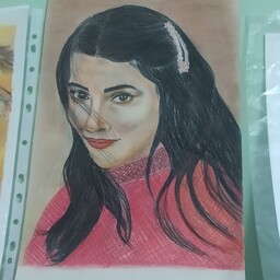 نقاشی مدادرنگی دختر مو مشکی 