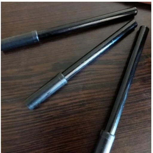 مداد سرمه طبیعی مشکی، قابل تراش، در دو رنگ بدنه متفاوت (قهوه ای روشن و مشکی) 