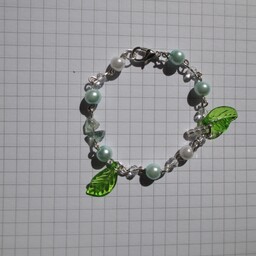 دستبند پینترستی مدل فری کور طرح الف و پری سبز و سفید با طرح برگ