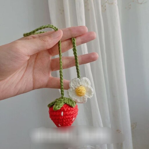 آویز بافتنی، آویز کیف، بوکمارک بافتنی، آویط دستبافت با طرح توت فرنگی و گل