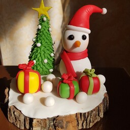 مجسمه ادم برفی کریسمسی .ساخته شده از خمیر ایتالیایی زیر کار چوب .رنگ باکس هدیه قابل تغییره .مناسب گیفت و هدیه .