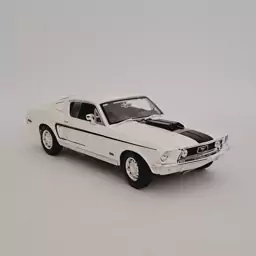 ماکت فلزی Ford Mustang GT Cobra Jet 1968  برند مایستو رنگ سفید مقیاس یک هجده طول 25 سانتی متر