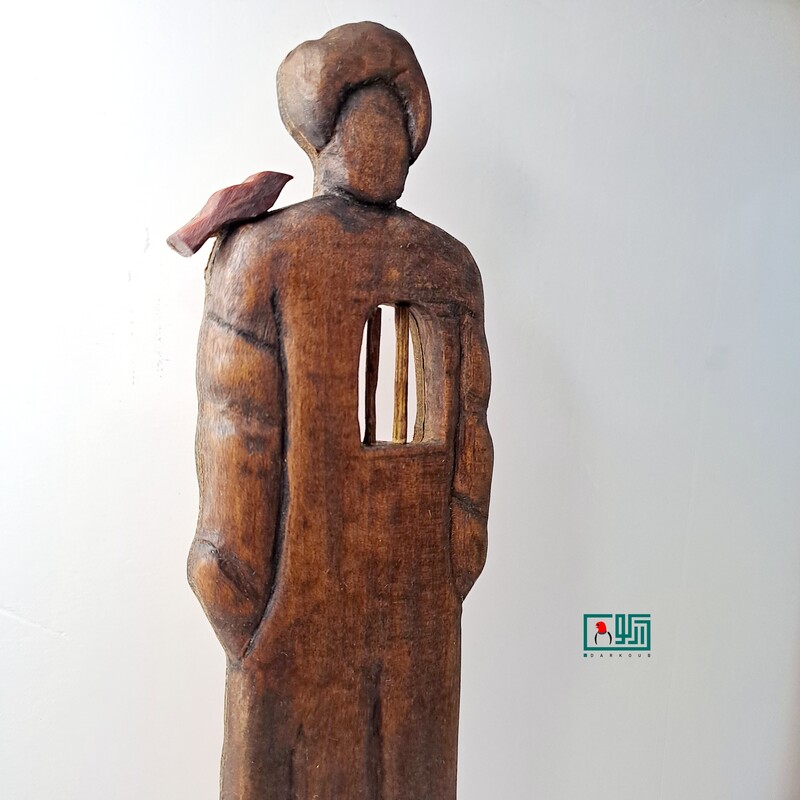 مجسمه چوبی مرد پالتوپوش.کادویی و هدیه.دکوری