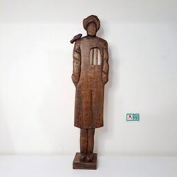 مجسمه چوبی مرد پالتوپوش.کادویی و هدیه.دکوری