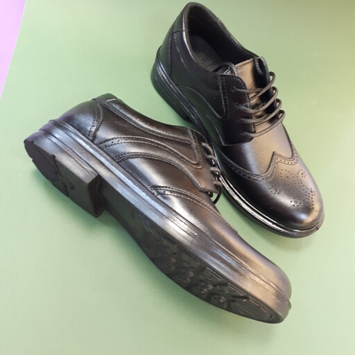 کفش اداری مجلسی مردانه  هشترگ مدل قلبی رنگ مشکی ازسایز 42تا44چرم صنعتی