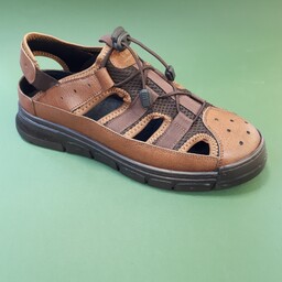 کفش تابستانه مردانه مدل هیرمنداز سایز 40تا44 جنس کفش چرم صنعتی رنگ عسلی سایه پاش