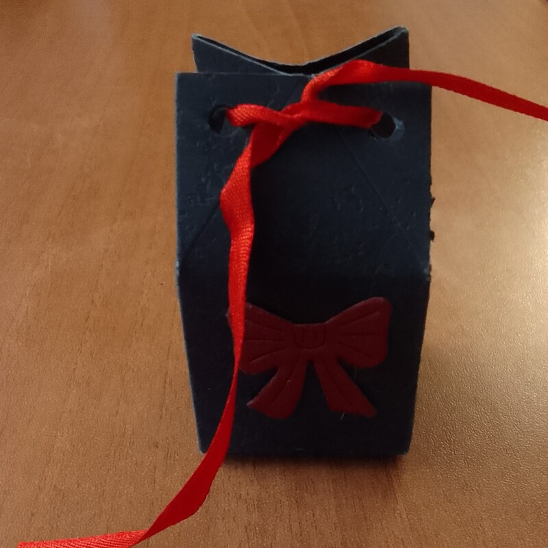 جعبه انگشتر مربع سرمه ای قرمز آبی مقوایی استوانه مکعب هدیه کادویی گیفت 8در6 باکس طلا جواهرات زیورالات جا گوشواره گردنبند