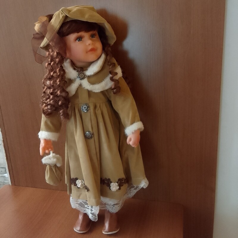 عروسک مجسمه ایستاده بزرگ  کرم قهوه ای فیگور دختر دخترانه قد 60 دکوری بچگانه 