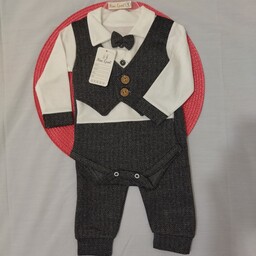 لباس نوزادی مجلسی پسرانه دوتیکه  زیر دکمه بادی کت و شلوار بادی شلواری سایز یک دو سه بسیار با کیفیت سرهمی نوزادی سیسمونی