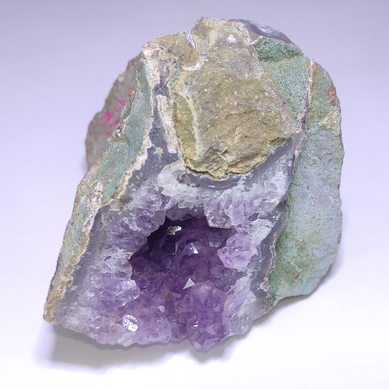 آمیتیست ژئود آمیتیس سنگ آمیتیس راف آمیتیست اصل طبیعی با بلورهای درشت درخشنده و بسیار زیبا دکوراسیونی کد RA193