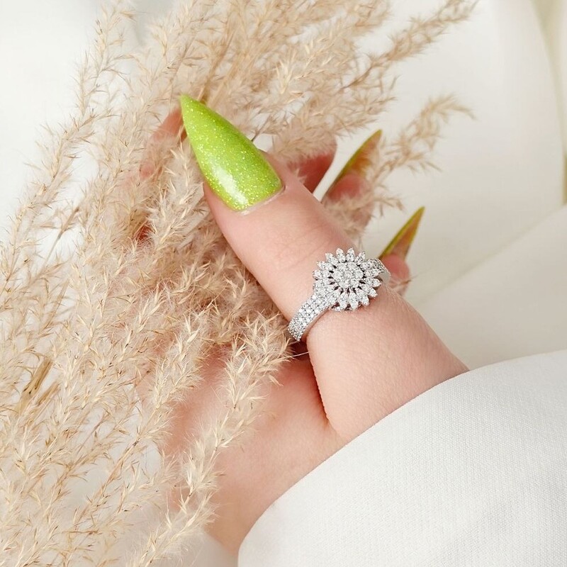 انگشتر نقره زنانه مدل شاهکار طرح گل نگین کاری شده درخشان با روکش طلای سفید و جعبه کادویی