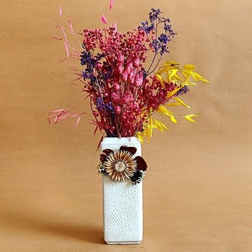 گلدان چینی سفید استخوانی با گل طبیعی 
