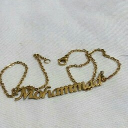 گردنبند استیل حروف انگلیسی اسم  محمد رنگ ثابت همراه زنجیر طلایی رنگ طبق تصویر با طراحی زیبا 