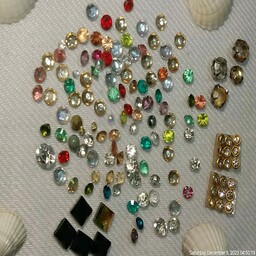 تعداد 110 عدد نگین تراش الماسی در رنگ ها و اندازه های مختلف و 50 عدد نگین های متفرقه دیگر همگی در پک 
