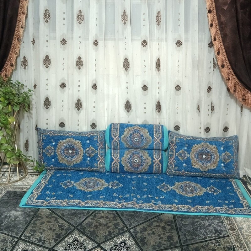 سرویس شاهنشین 5 تکه  تشک دور اتاقی و دو عدد پشتی سنتی گرد  و دو عدد پشتی سنتی مربعی 