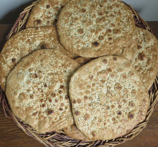 نان فتیر سنتی و محلی پر کنجد سوغات اراک (روستای ساروق )1کیلویی 