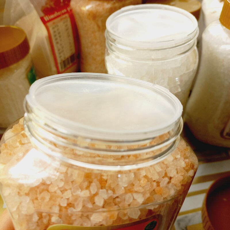 نمک صورتی هیمالیا نمکدانی 450 گرمی، نمک نارنجی خوراکی داخل ظرف درب دار، قوطی ادویه