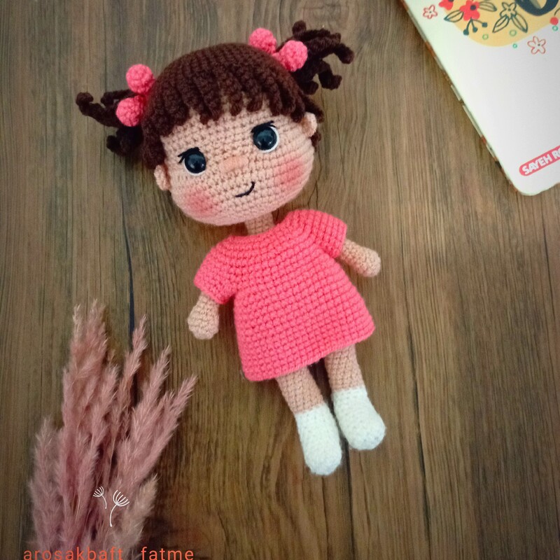 عروسک بافتنی دختر بو .شخصیت کارتونی اندازه تقریباً 20 سانت .یه هدیه خاص و زیبا