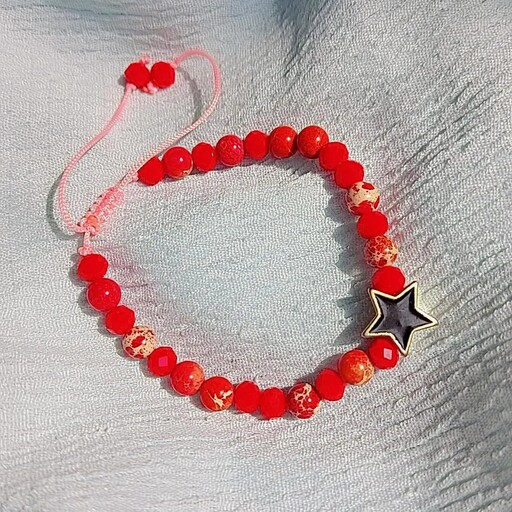 دستبند زنانه کریستال قرمز  با پلاک ستاره مشکی