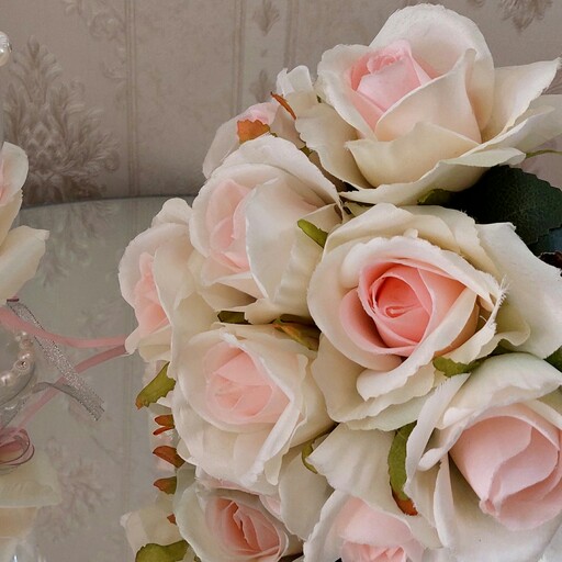 دسته گل عروس با گل رز مصنوعی زیبا  ویژه نامزدی و عقد و عروسی
