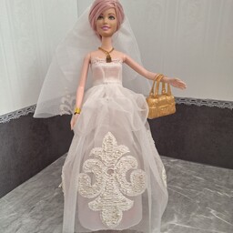 لباس عروسک باربی شامل لباس عروس،شیفون وگردنبند و کیف مناسب باربی لاغر 