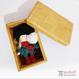 عروسک روسی 13 سانتیمتری دختر دارای باکس چوبی در دار دستساز  سرچرخشی دارای دست متحرک  کد06