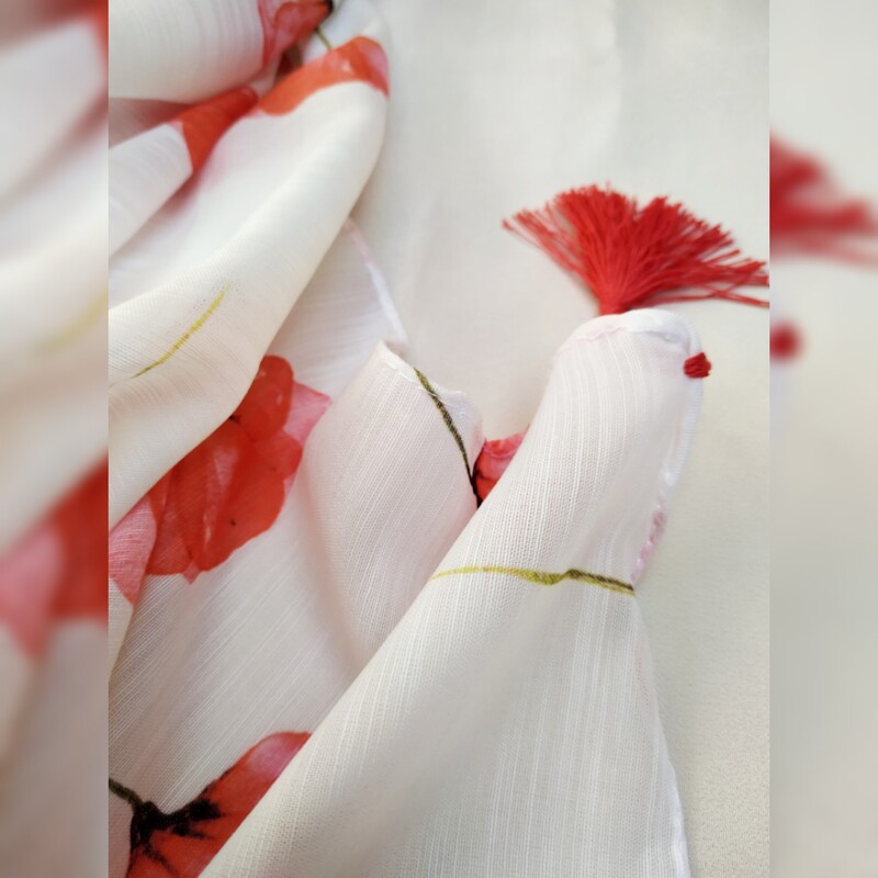 شال  نخی بهاره طرح گل منگوله دار زمینه سفید گل هلویی پر رنگ  ارسال رایگان