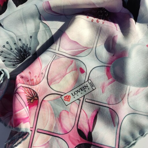 روسری نخی زنانه قواره 140  در 140 دوردوخت منگوله دار ، طرح زیبا گل ار، کیفیت چاپ بالا، ارسال فوری  به قم
