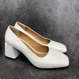 کفش مجلسی زنانه پاشنه 5 سانت رنگ سفید طرح دار سایز 39