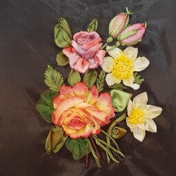 کوسن مجلسی برای مبلمان . با گلهای روباندوزی شده .