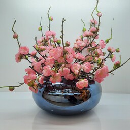 گل و گلدان دیزاین شده با شکوفه های مصنوعی ژاپنی 