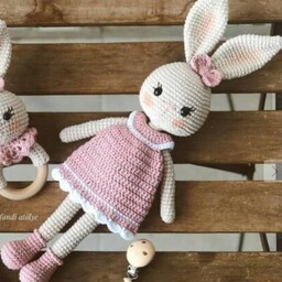 خرگوش بازیگوش صورتی(عروسک بافتنی خرگوش دخترانه  مناسب سیسمونی و هدیه)